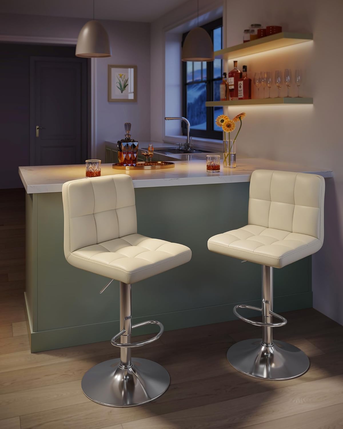2 Taburetes beige altos de cocina con respaldo y Reposapiés, Regulables en Altura en Piel Sintética, Giratorio 360°, Acero Cromado. Vista en ambiente de cocina moderna. SONGMICS