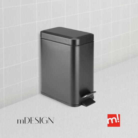 Cubo papelera de basura negra para despacho, baño o cocina visto sobre fondo de baño de azulejos gris claro con logo mDesign y logo de Maxjardín