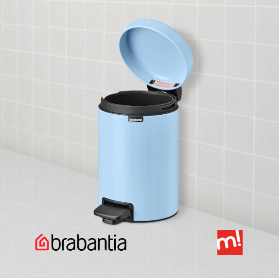 Papelera de 3 litros azul claro en baño o aseo con pedal y tapa abierta con logos de Brabantia y maxjardín