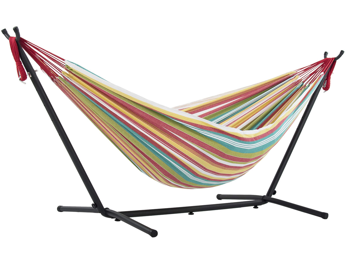 Hamaca Vivere a rayas de colores con soporte metálico sobre fondo blanco