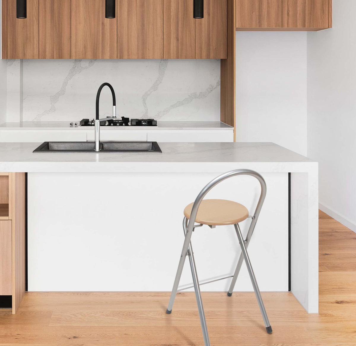 Taburete plegable de estructura metálica y asiento de madera Bolata en ambiente de cocina