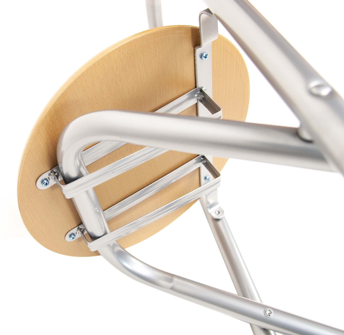 Detalle del taburete plegable de estructura metálica y asiento de madera Bolata sobre fondo blanco