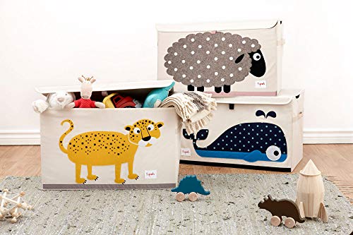Baúl de almacenamiento de juguetes para habitación de niños y niñas decorado de Leopardo. Vista en ambiente con otros modelos. 3 Sprouts
