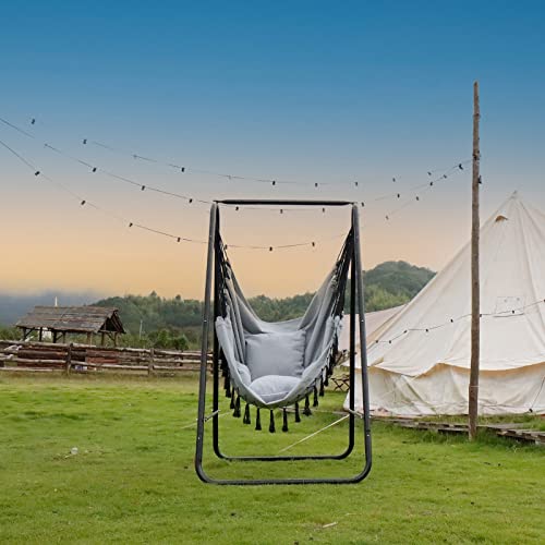 Vista en jardín con la Silla Colgante con Soporte Columpio Interior Silla Hamaca Colgante con Conjines, Carga Máxima 100 kg, para Interior y Exterior. CCLIFE
