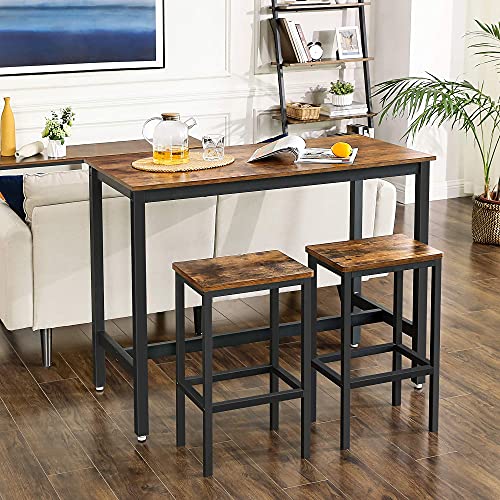 Mesa alta con 2 Taburetes de Barra para Desayuno. Barra alta de Cocina con Sillas para Salón, Sala de Fiestas o cocina de estilo Industrial Rústico, Marrón. Ambiente en salón. LBT15X. VASAGLE