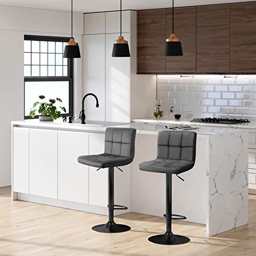 Vista en cocina moderna de Juego de 2 Taburetes para barra con respaldo ideales en la Cocina o el bar, tapizados de Terciopelo, Altura Ajustable Giratoria y Reposapiés, Metal, Gris Oscuro de Songmics