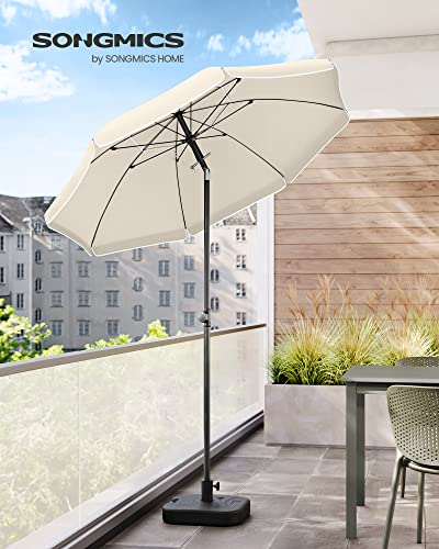 Vista de bonito balcón con la Sombrilla de playa plegable 160 cm, UPF 50+, Inclinación Bidireccional de 30°, Altura Ajustable, con Bolsa de Transporte, también para Balcón Jardín Terraza, sin Base, color Beige GPU60WTV1 - SONGMICS