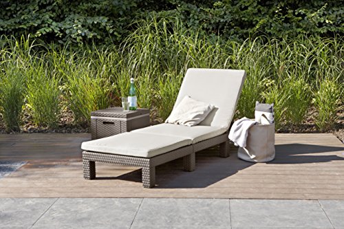 Ambiente patio exterior con la Tumbona keter Daytona para jardín color grafito.