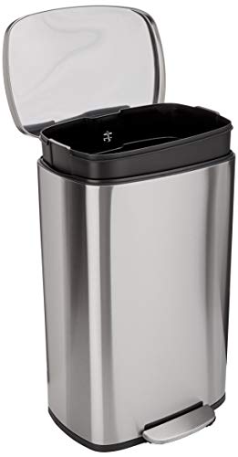 Detalle de tapa abierta y extracción de cubo interior en Cubo 50 litros Nickel Satinado para Separar y Reciclar Resíduos. Amazon Basics