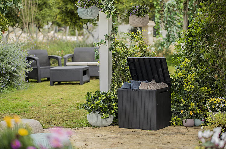 Arcón Efecto Madera City Box, 44 x 58 x 55 cm. Arcón con tapa abierta en jardín. Keter