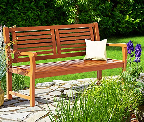Detalle ambiente en jardín del Banco de Madera de eucalipto 2 plazas con Certificado FSC® con reposabrazos Resistente Rayos UV para Exterior. Casaria