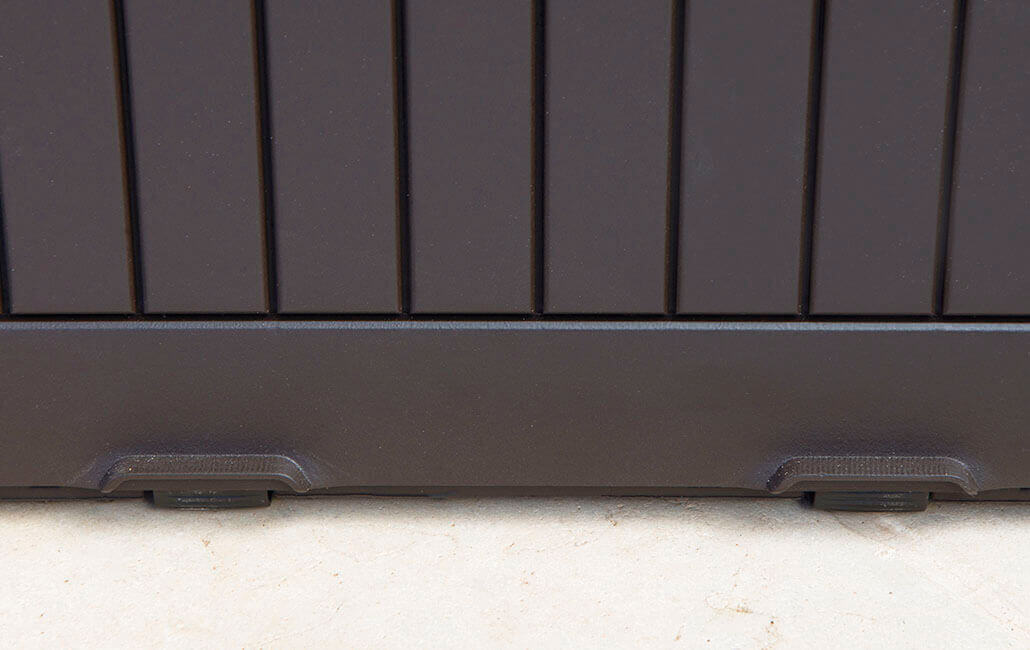 Detalle ruedas para movilidad de Arcón exterior Comfy 270 litros imitación madera marrón. Keter Comfy