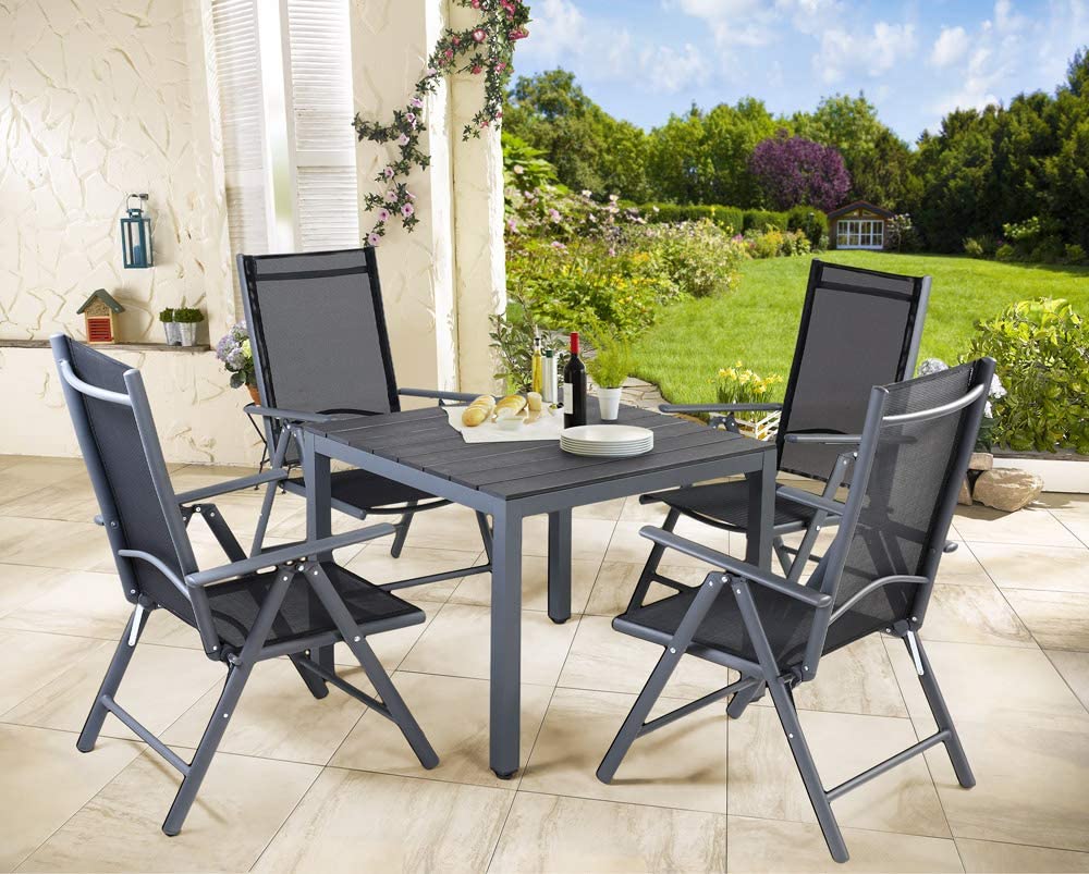 Bonito patio con jardín y el Conjunto de jardín Negro Juego de 4 sillas plegables de aluminio y 1 Mesa. Bern. Casaria
