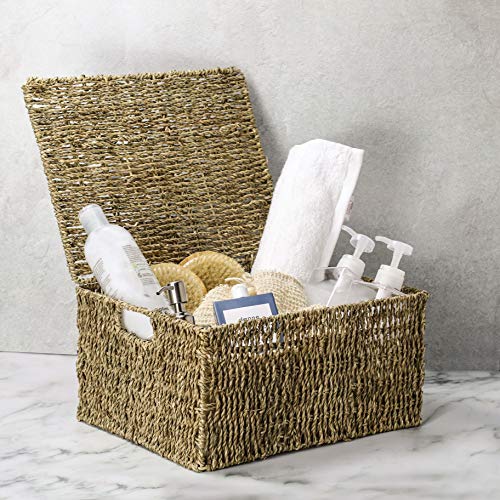 Cesta multiuso de Algas Marinas naturales con Tapa de ratán con tapa con bisagras Vista con productos de aseo personal en su interior. M&W. XL Hamper