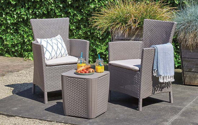 Conjunto de terraza o balcón Keter Iowa con 2 sillones y mesa Luzon en rattán, con cojines incluidos, Capuchino. Conjunto en patio exterior. Keter