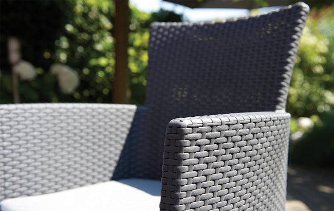 Conjunto de terraza o balcón Keter Iowa con 2 sillones y mesa Luzon en rattán, con cojines incluidos, Capuchino. Detalle tejido rattan. Keter