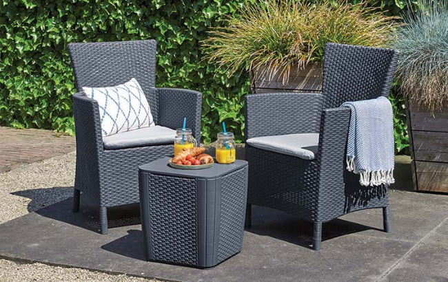 Conjunto de terraza o balcón Keter Iowa con 2 sillones y mesa Luzon en rattán, con cojines incluidos, Capuchino. Conjunto grafito en exterior. Keter