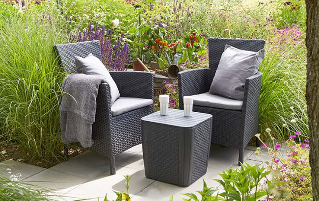 Conjunto de terraza o balcón Iowa con mesa Luzon y cojines incluidos, Grafito en patio exterior. Keter