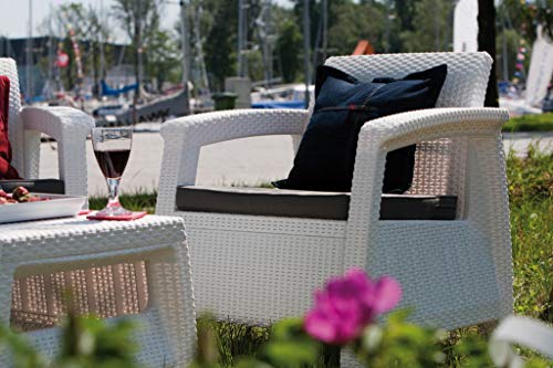 Conjunto de jardín de 4 plazas: 1 asiento doble y 2 sillones individuales con cojines y 1 mesa baja en ratán blanco Vista conjunto blanco en jardín. Corfu. Keter