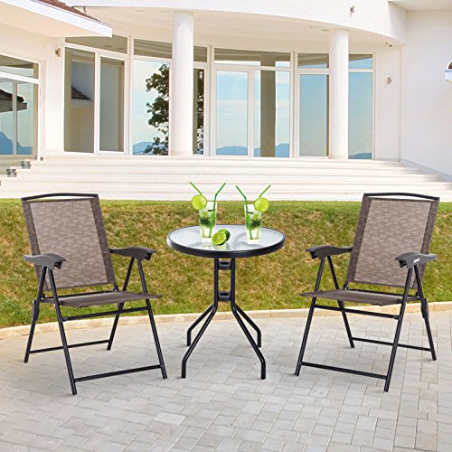 Conjunto Mesa y 2 Sillas Plegables para Exterior con Respaldo Reclinable a 4 Niveles con tejido Textilene y Marco de Acero Marrón. Vista en patio. Outsunny