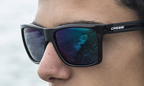 Hombre llevando unas Gafas de Sol Deportivas Polarizadas Rio Unisex Adultos, Negro y Amarillo, Talla única. Cressi