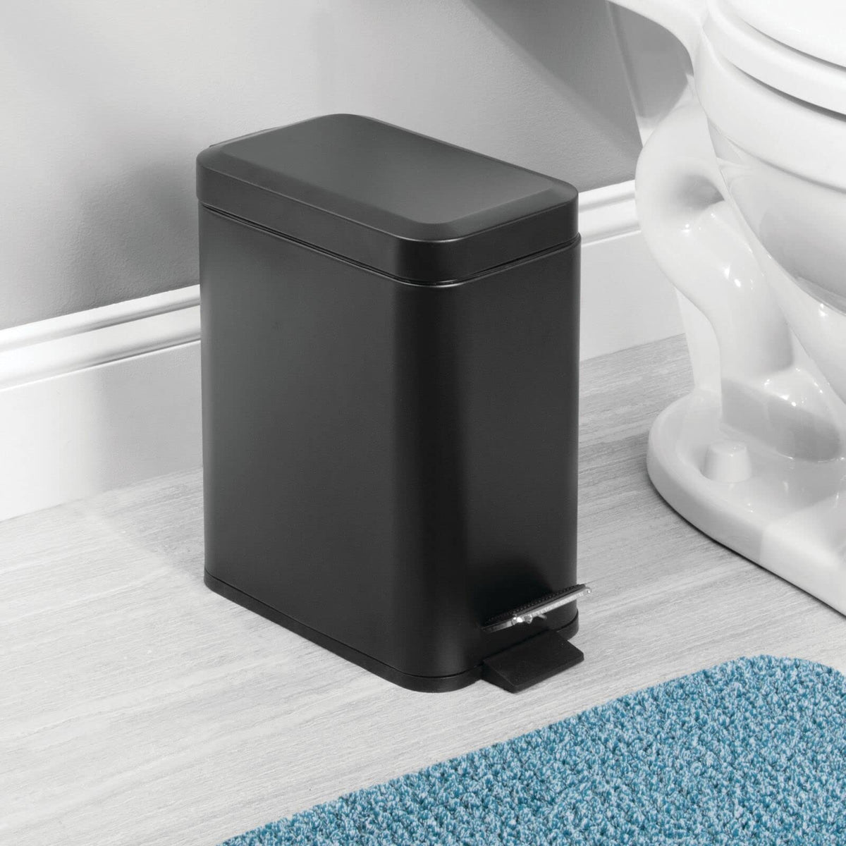 Cubo de basura para baño o despacho en ambiente de cuarto de baño