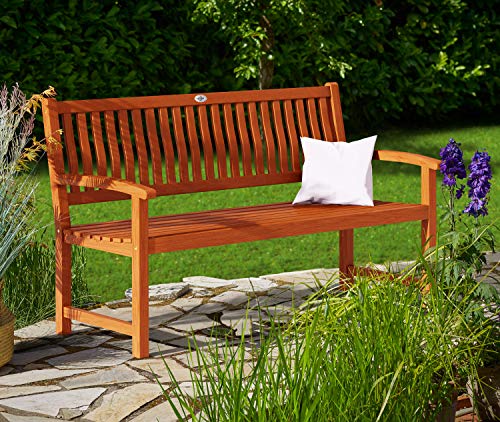 Vista en bonito jardín con el Banco de jardín de madera de Eucalipto certificado FSC. 3 plazas 152 x 55 x 90 cm Interior Exterior Jardín Terraza. Casaria | maxjardin