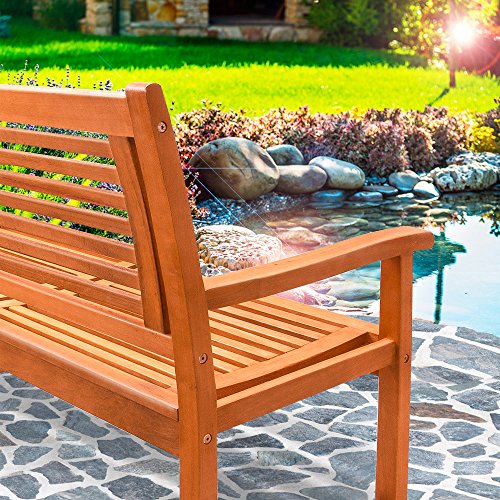 Detalle en bonito jardín del Banco de Madera de eucalipto 2 plazas con Certificado FSC® con reposabrazos Resistente Rayos UV para Exterior. Casaria