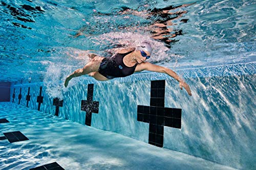 Vista de mujer nadando en piscina con Gafas de Natación The One de Arena, Unisex para Adultos, Azul talla única | maxjardin