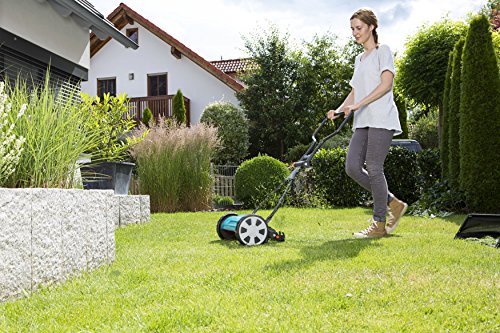 Cortacésped manual helicoidal 330 Classic, con un ancho de trabajo de 33 cm para una superficie de césped de hasta 150 m², corte sin fricción y silencioso. 4027-20. Cortando el césped del jardín. GARDENA