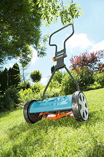 Cortacésped helicoidal 330 Classic, cortacésped manual con un ancho de trabajo de 33 cm para una superficie de césped de hasta 150 m², técnica de corte sin fricción, silencios. GARDENA 4027-20. detalle ambiente