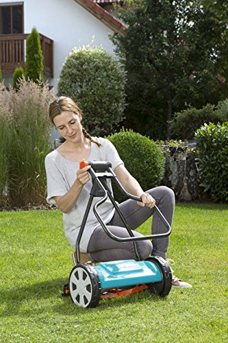 Cortacésped manual helicoidal 330 Classic, con un ancho de trabajo de 33 cm para una superficie de césped de hasta 150 m², corte sin fricción y silencioso. 4027-20. Doblado de mango. GARDENA