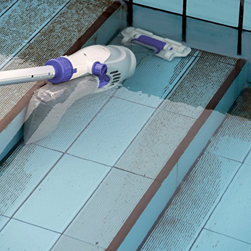 En acción limpiando escalones de piscina el Limpiafondos manual Eléctrico para Piscina VCB10 Electric Vac, 37 l/h, 25 W. Gre