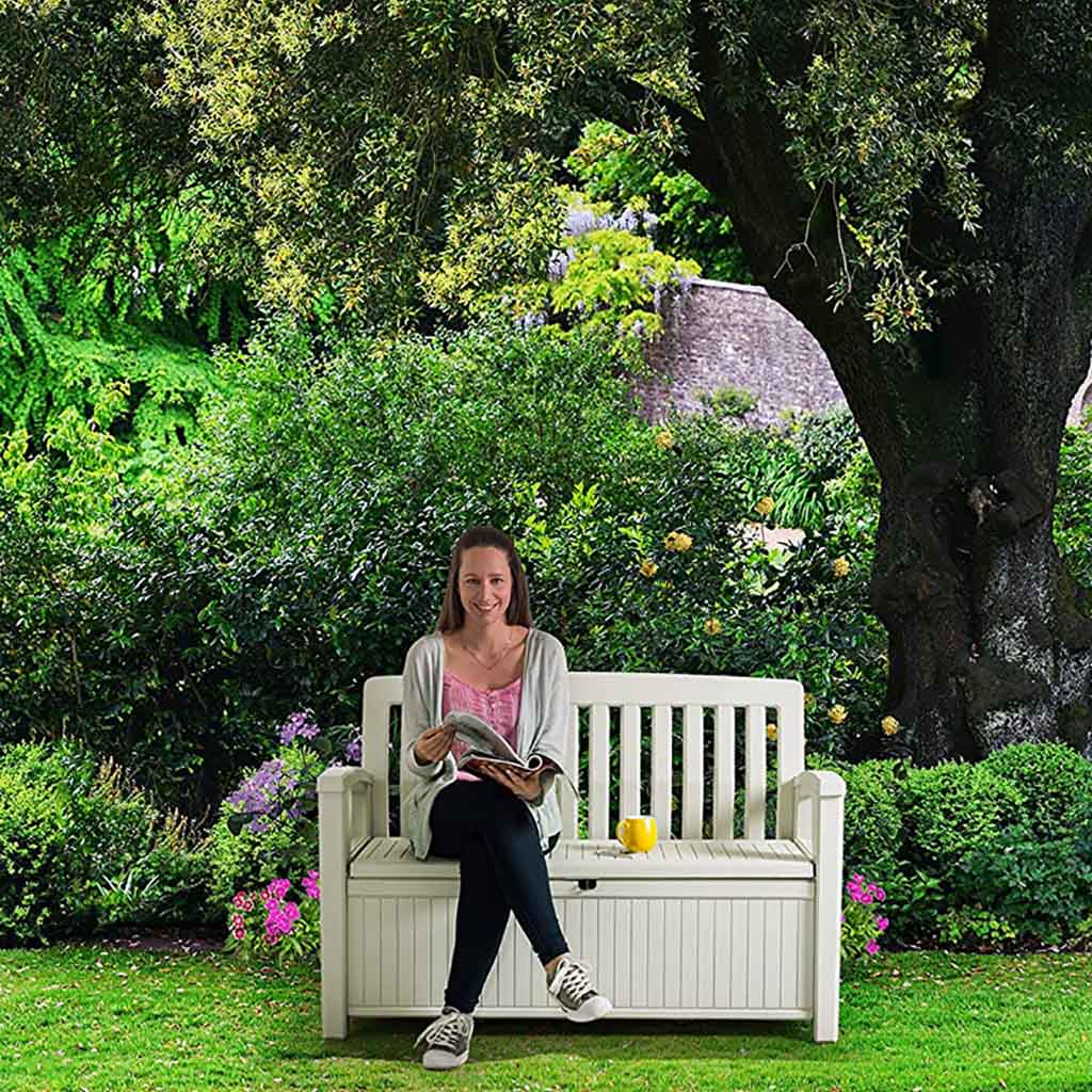 Banco de sentarse blanco en jardín Keter con chica leyendo una revista
