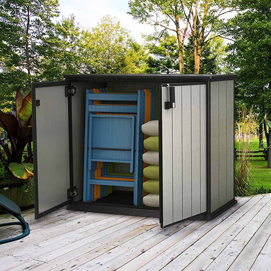 Cobertizo de jardín exterior Duotech Patio Store, Color gris. Medidas. Cofre con puertas abiertas en patio en el exterior. Keter