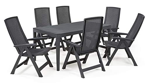 Vista en conjunto de mesa y 6 sillas con la Silla reclinable de jardín y exterior Montreal diseño de rattán, Color grafito. Keter