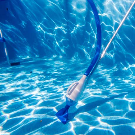 En piscina en acción el Limpiafondos de aspiración manual piscinas elevadas o autoportantes, necesario caudal depuradora mínimo 2m3/h. Little Vac 08011A. GRE