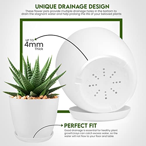Detalle de drenaje y material de la maceta de plástico blanca y maceta con planta con detalle de plato de drenaje