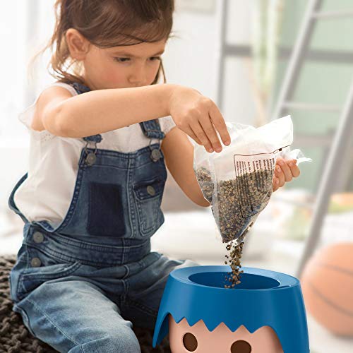 Macetero OJO Ocean Blue con diseño de cabeza de muñeco Playmobil en interior con niña vertiendo en su interior tierra o nutrientes