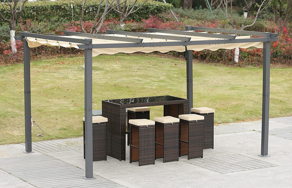 Pérgola Elegante Aluminio 3x4 m. Techo Retráctil, Resiste el Agua y rayos UV. Diseño Beige. Montado en patio vista superior. Angel Living.