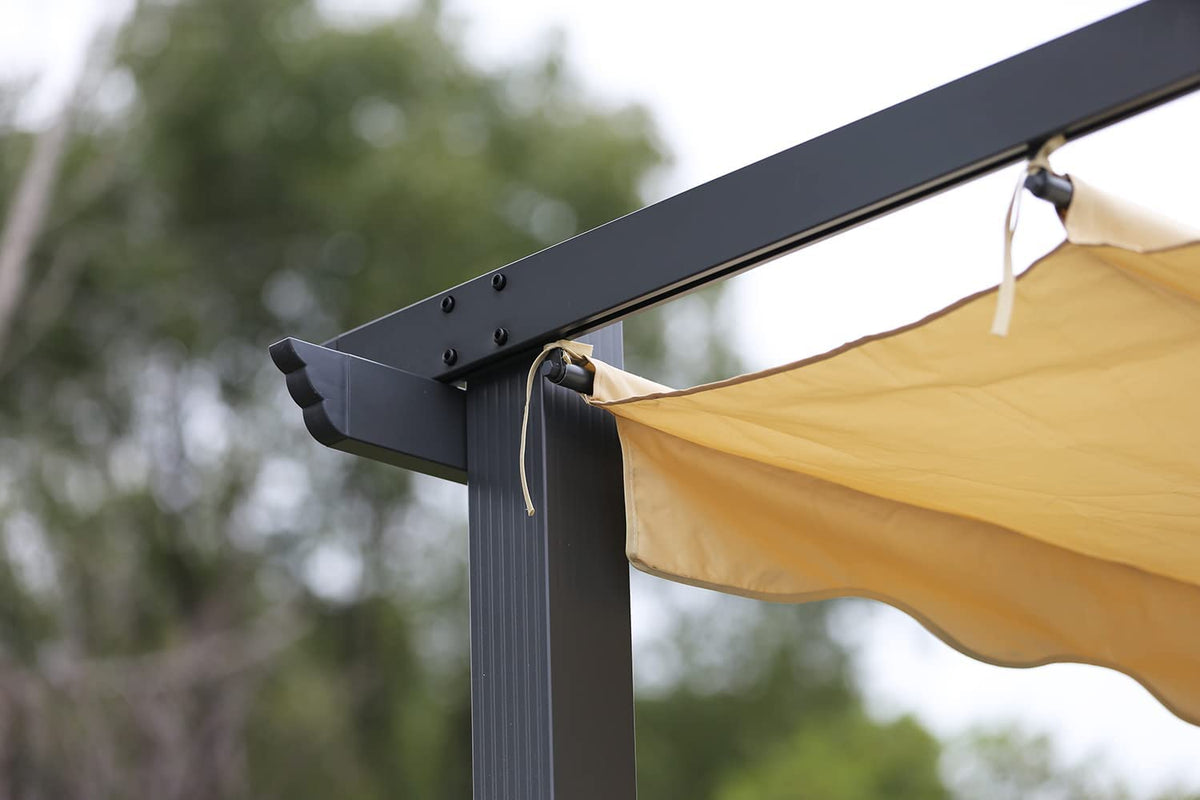 Pérgola Elegante Aluminio 3x4 m. Techo Retráctil, Resiste el Agua y rayos UV. Diseño Beige. Detalle riel de toldo. corredero Angel Living.