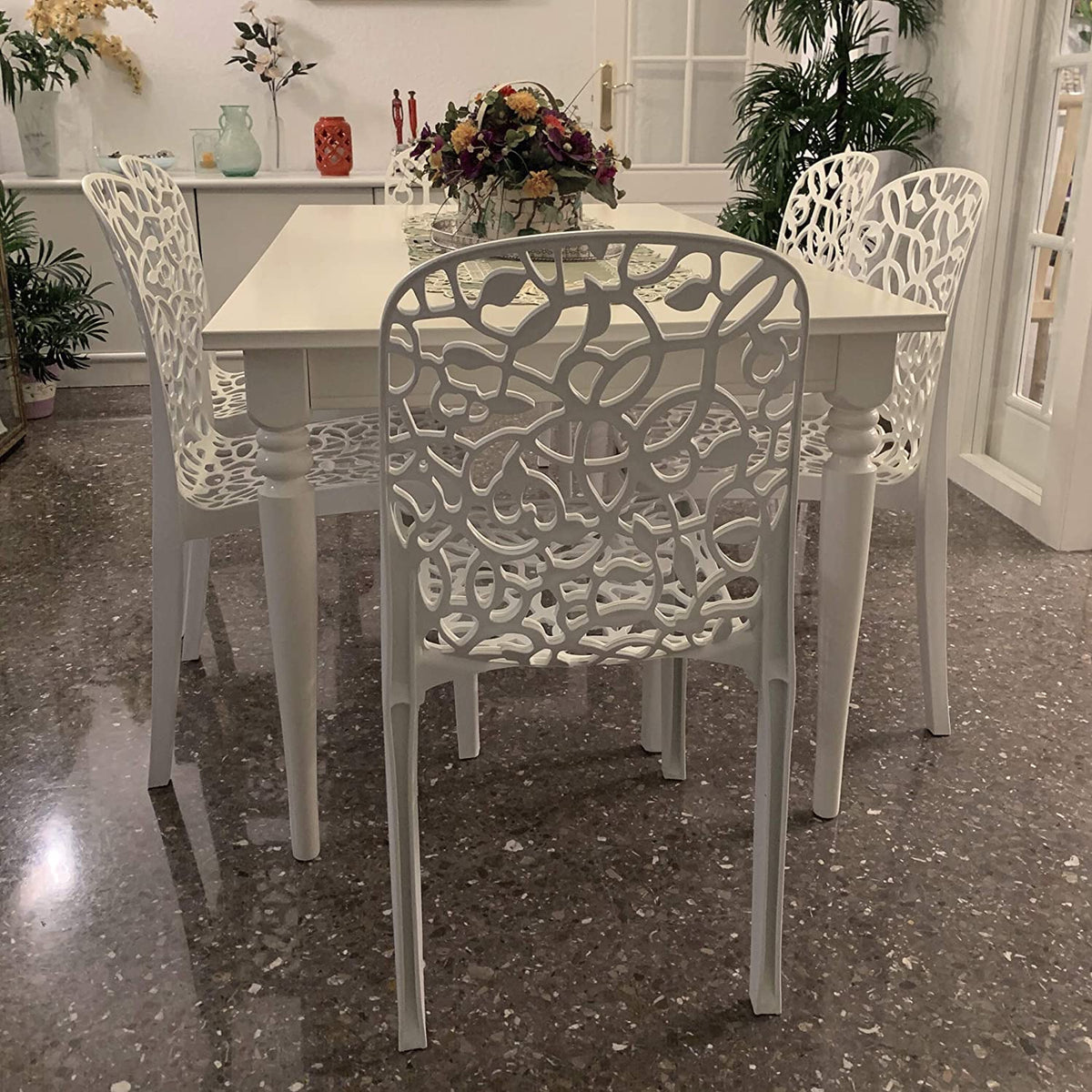 Comedor interior con 6 Sillas apilables de interior exterior Flora. 87x50x47 cm, blanco, hecho en España. Shaf