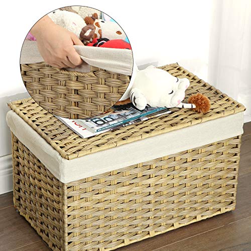 SONGMICS Caja de Almacenamiento de Estilo Ratán, Cesta de Almacenamiento de 65L, con Asas de Revestimiento de Tapa, Baúl de Almacenamiento, Rectangular, Natural Detalle de asas. RST56NL