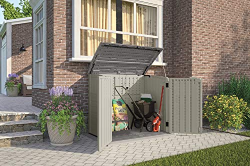 Vista en patio para guardar útiles de jardinería del Cubre contenedores, cobertizo BMS 2500. 2 Cubos de Basura 135 x 82 x 116 cm, Gris. BMS2500. Suncast