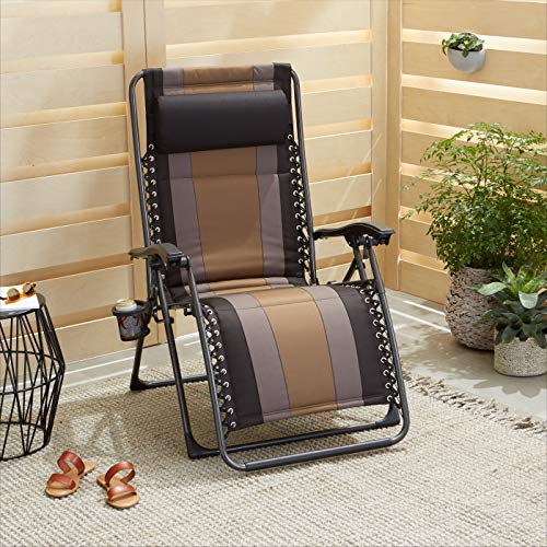 Tumbona acolchada GRAVEDAD CERO para patio o terraza con posavasos. Silla Basics Amazon en terraza.