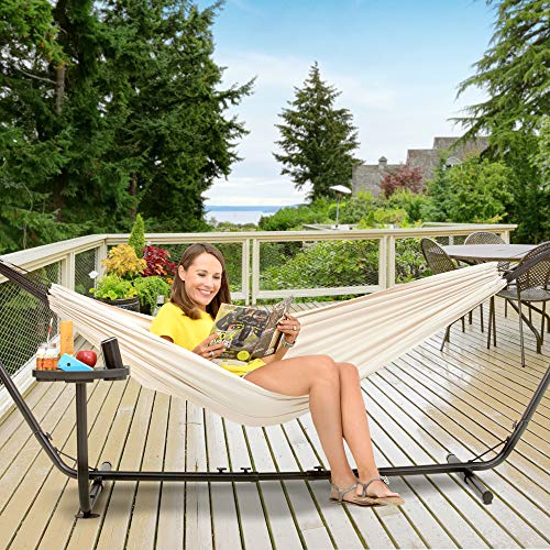 Mujer leyendo en terraza en su Hamaca con Soporte para 2 Personas con Estante para Colocar Vasos. Soporta hasta 205 kg . 241 x 160 cm. con Funda de Transporte (Beige). VITA5