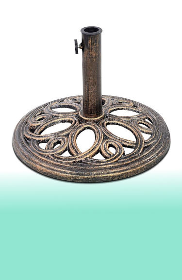 Base de hierro para sombrilla color  bronce 11 kg Ø45 cm mástil 38-48 mm sobre fondo blanco y verde
