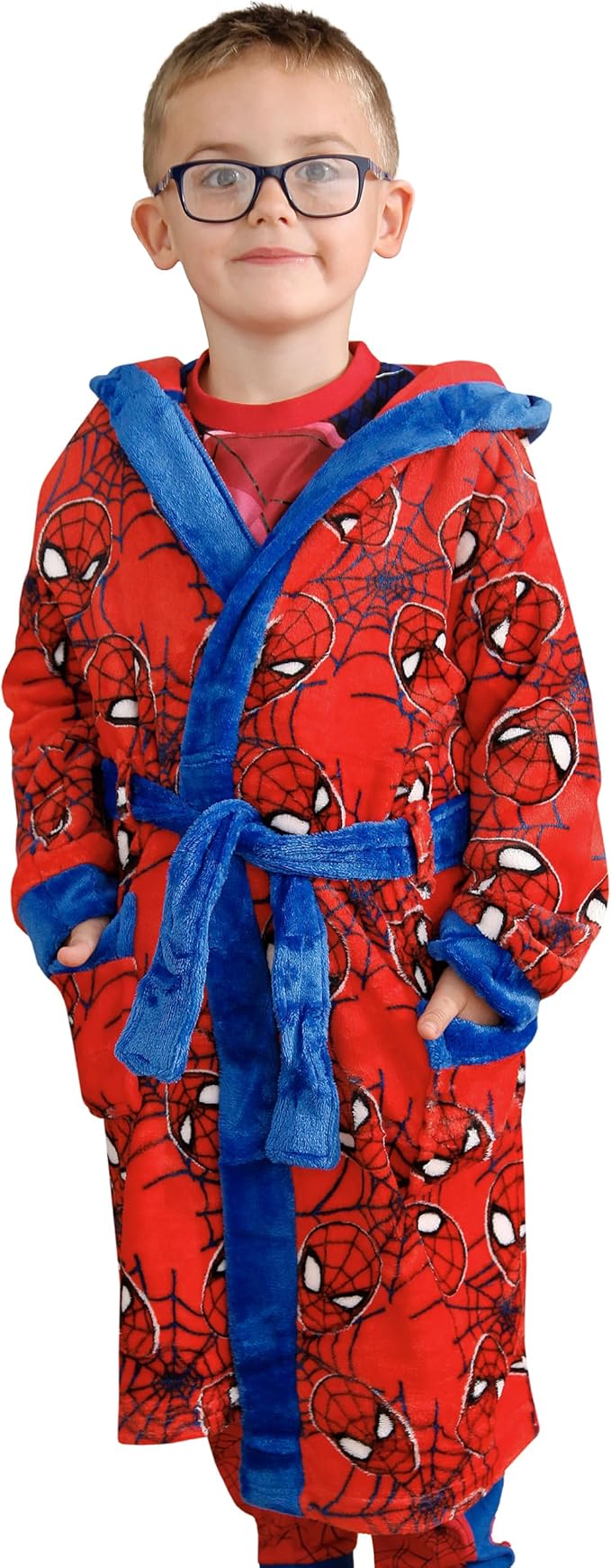 Niño con el albornoz de Spiderman con licencia oficial para estar calentito o para salir del baño