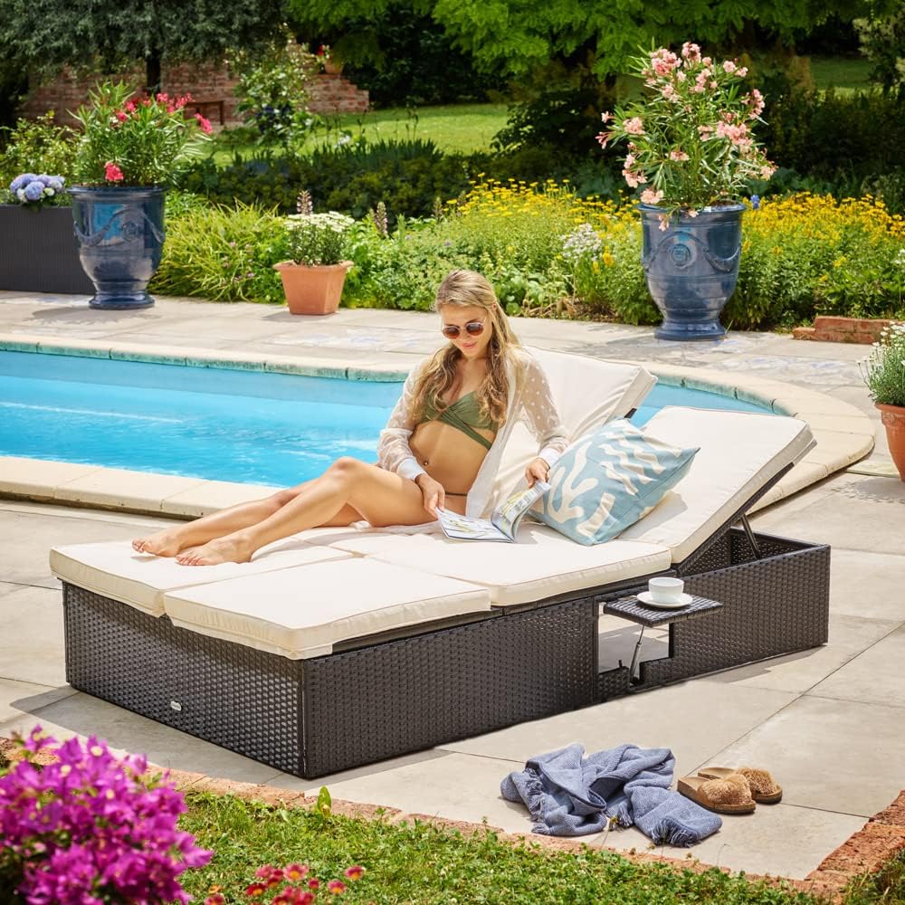 Joven mujer en piscina con tumbona doble Casaria de poliratán negro con cojines y mesas plegables, respaldo reclinable ambos lados