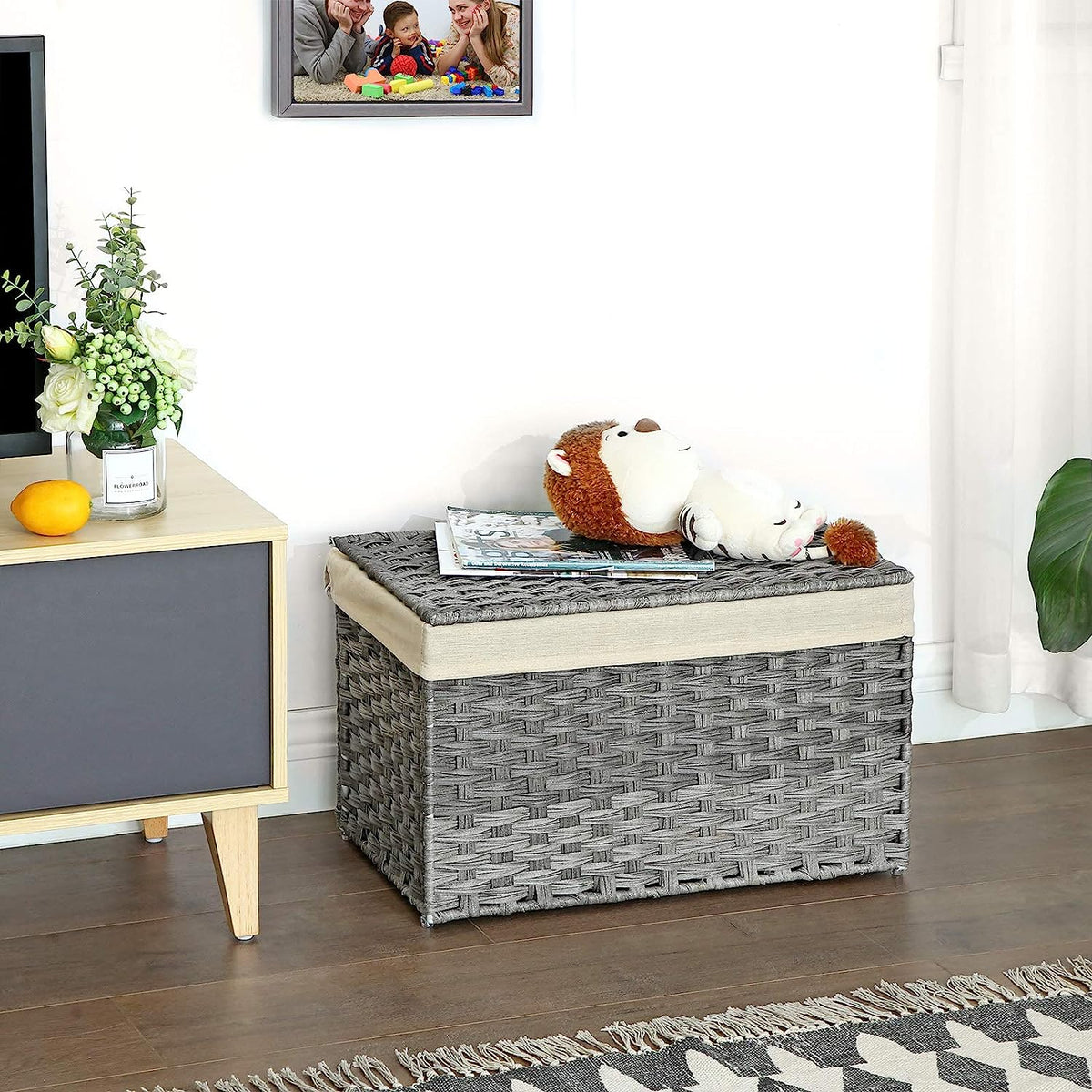 Cesta de Almacenamiento Estilo Ratán, de 65L, con Asas, Tapa, Rectangular. Vista en salón, para guardar revistas o juguetes. RST56WG